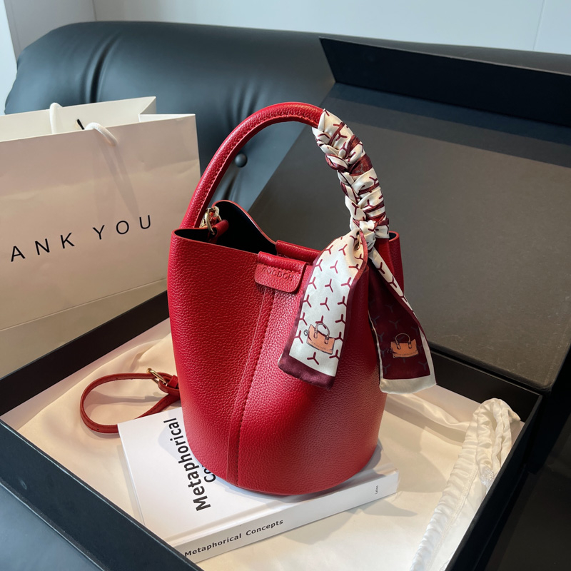 Red PU Bucket Shoulder and Cro - Luxury Bags On Sales 评论和价格